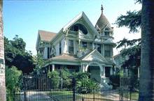 викторианский дом с балконом в духе арнуво